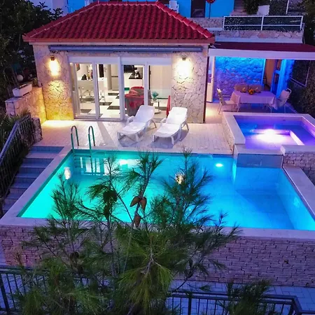 Seaside With A Swimming Pool - Omis - 23884 * Pisak